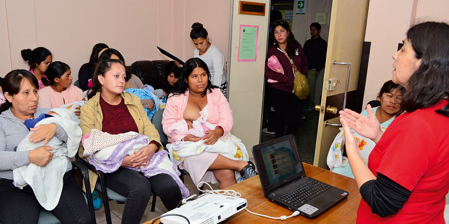 The Chile Crece Contigo health team educates mothers and screens for postpartum depression at Iquique Hospital, Chile