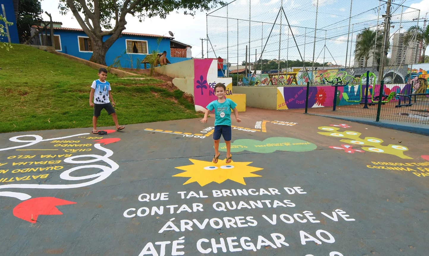 Translation of the white text: "How about playing count how many trees you see until you arrive at your destination?"